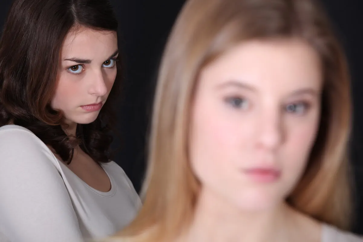 Chica con rencor hacia su amiga