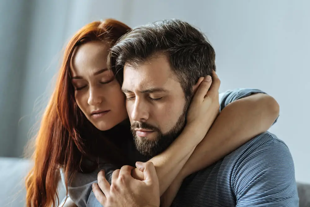 Pareja consolándose