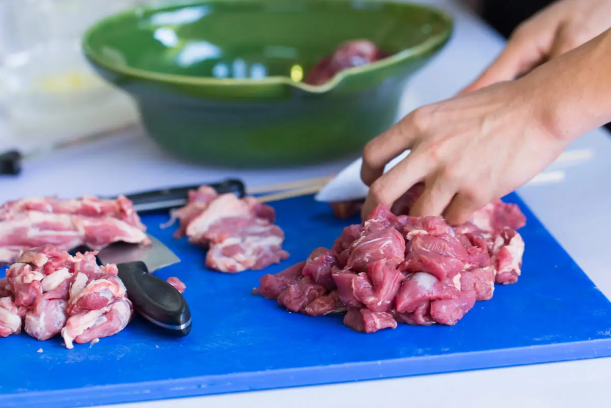 Contaminación cruzada entre carne y verduras.